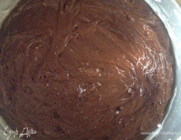 Вылить тесто в смазанную маслом или силиконовую форму. У меня нет квадратной, как в рецепте, я взяла круглую. Поставить выпекать на 40 мин. Я переживала, что этого времени не хватит, поэтому по прошествии 40 минут попробовала пирог спичкой - он абсолютно готов! Немного дала постоять ему в уже выключенной духовке минут 15-20.