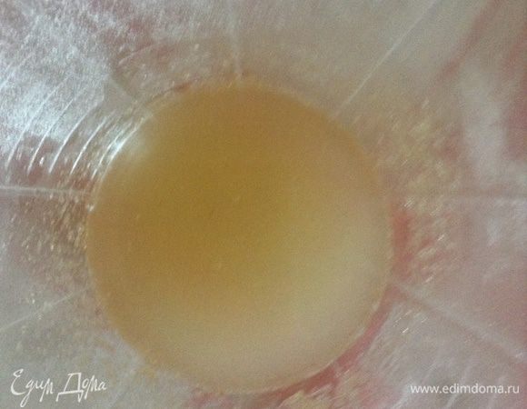 Как только поставили пирог, сразу беремся за крем. Желатин замочить в воде. По рецепту нужно брать желатин в пластах, коего у меня не было, брала обычный.