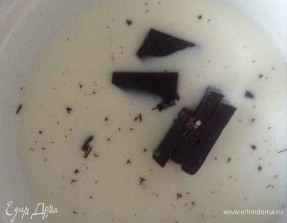 В молоко добавить поломанный шоколад и поставить на средний огонь до закипания.