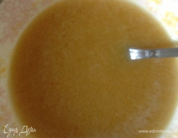 Тем временем желтки растираем с сахаром и крахмалом и небольшими порциями вливаем в горячее молоко, мешая венчиком, чтобы не было комков, убавляем огонь, пока крем не загустеет. Когда это произойдет, снимаем его с огня и добавляем желатин, тщательно размешивая. Оставляем остывать.