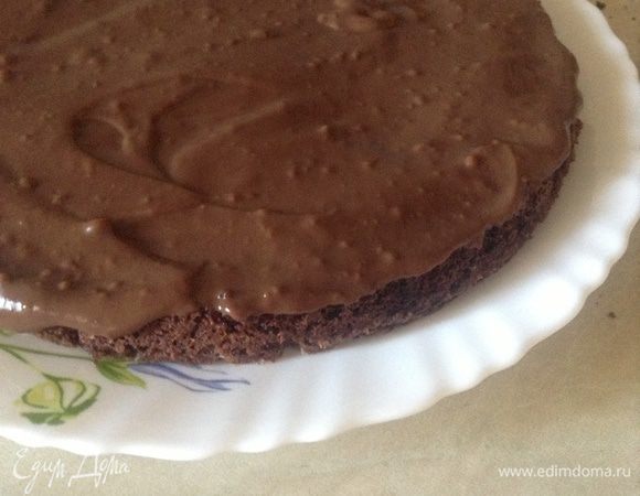 А тем временем достаем пирог и разрезаем его на 3 части. Откровенно говоря, торт не получился высоким, но я разрезала на три части. Хотя если поделить на две, я думаю, ничего не произойдет, ведь он такой мягкий, что пропитается и так. Между коржами поверх крема я присыпала немного фисташек, так сказать, для зелени! Но этого в рецепте нет. Обмазываем весь торт и прячем с глаз долой в холод на 2 часа.