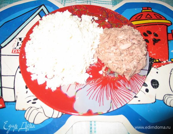 Нарезаем оливки ТОНКИМИ кружочками, (если крупно нарезать то они не будут держаться и будут падать под тяжестью)
Свеклу натереть на терке и приготовить ее для украшения сверху.
 
