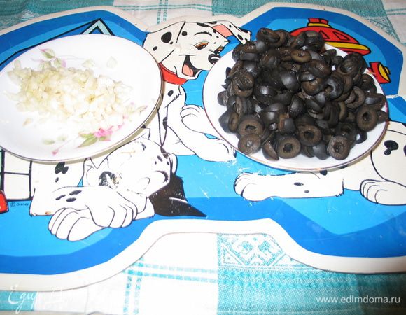 Далее начинаем укладывать слои, не забывая при этом каждый слой промазывать майонезом.
1 слой - На низ я всегда кладу тяжелый картофель, он придает устойчивость салату, когда вы будите раскладывать его по тарелкам!
2 слой - рыба
3 слой - лук
4 слой - морковка
5 слой - сыр
6 слой - яйца
 