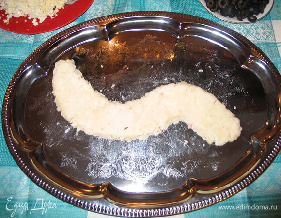 
Далее берем нарезанные оливки и выкладываем ими  всю змею, кроме головы. 
Глаза делаем из тех же оливок, и вырезаем из оливок реснички.
Язык я сделала из помидоры.
По спинке я выложила немного свеклы, для красоты скорее, чем для вкуса.(можно не делать!)
