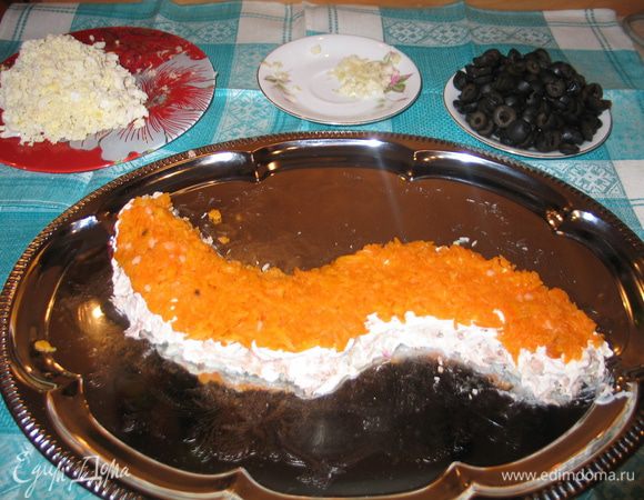  
Тут только ваша фантазия. Что есть в холодильнике, то и можно взять для украшения, будьто соленные огурцы или зеленные оливки.