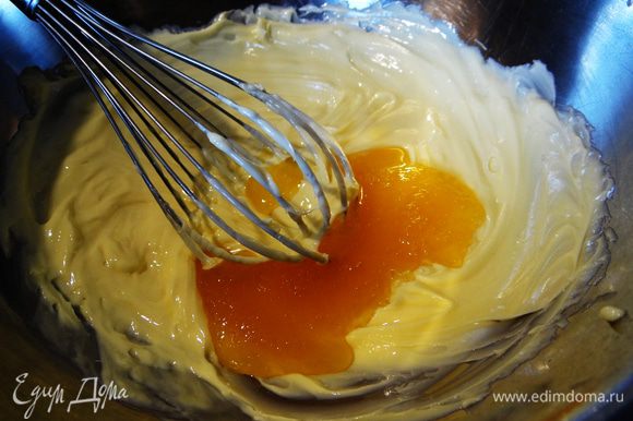 Мягкое сливочное масло взбить с медом до увеличения массы в два раза.