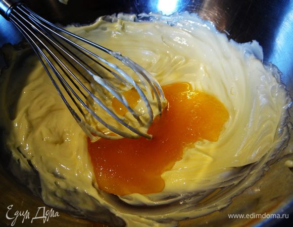 Мягкое сливочное масло взбить с медом до увеличения массы в два раза.