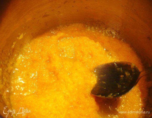 Тыкву для крема натереть на мелкой терке. Добавить 3 ст.л. воды, лимонный сок и 3 ст.л. сахара и довести, постоянно помешивая, до кипения. Снять с огня.
