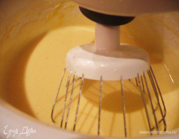 Приготовить крем. Яйца хорошенько взбить с сахаром, добавить муку, ванилин и пять ложек холодного молока. Остальное молоко довести до кипения и аккуратно соединить с яичной массой. 