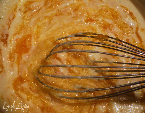 Поставить на водяную баню и мешать до загустения крема, когда крем начнет закипать, добавить масло, хорошо перемешать и ввести тыквенную мякоть с лимонным соком. Перемешать снова. Снять с плиты.