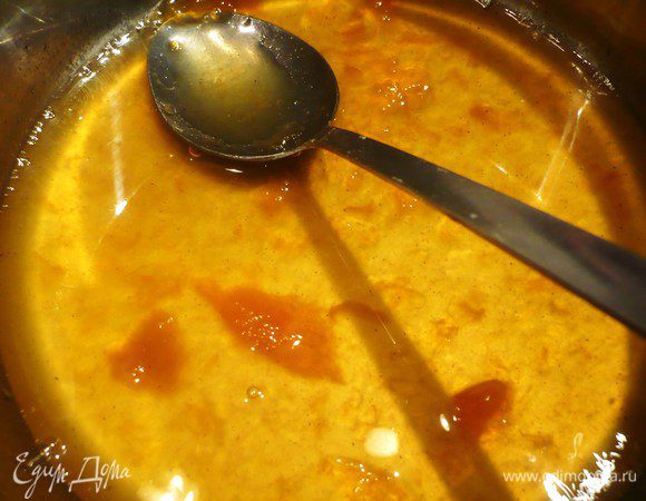 Приготовить сироп для пропитки коржей. Для этого взять сок, образовавшийся при откидывании на сито готовых тыквенных лепестков. Поставить на огонь, добавив абрикосовый джем и сок лимона. Довести на среднем огне до кипения, убавить огонь и поварить в течение 5 – 7 минут, постоянно помешивая.