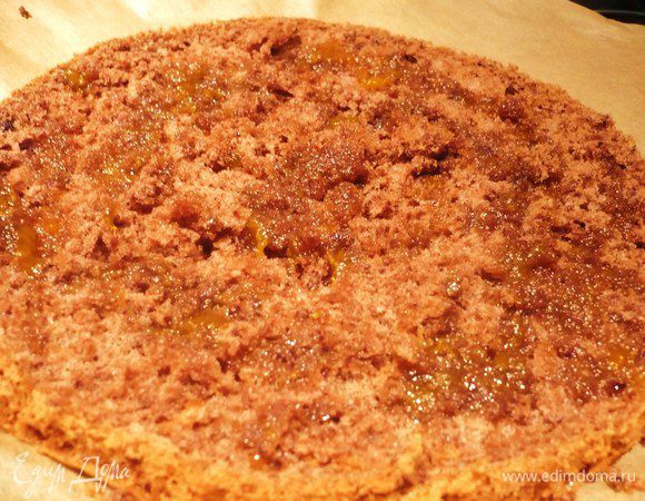 Бисквит вынуть из формы, перевернуть и разрезать на три части. Две нижние части полить сиропом.