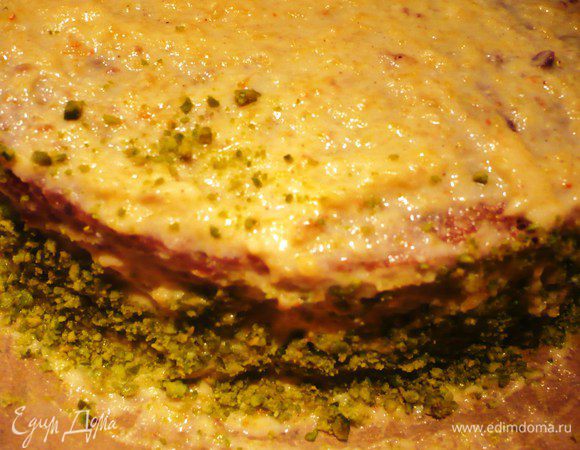 Намазать кремом нижнюю часть, положить на нее вторую часть и также смазать кремом. Сверху положить верхушку нашего торта, смазать ее кремом со всех сторон, бока обсыпать фисташками, а сверху выложить тыквенные лепестки. Убрать в холодильник на несколько часов.