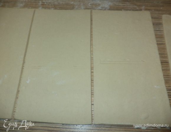 тесто раскатать и разрезать на желаемые полоски у меня 12 см*прим 20см,испечь коржи