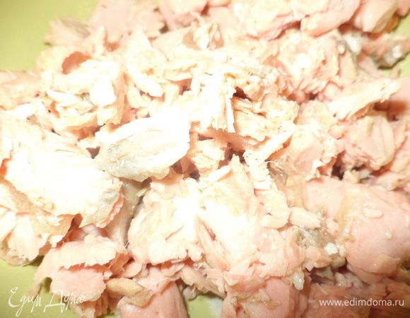 рыбу отварить или приготовить как я микроволновке,немного посолив,положив в мисочку кусочек л/листа и перец горошком для аромата,остудить и разобрать на небольшие кусочки