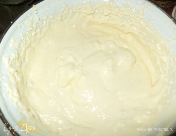 Добавить майонез,горчицу,взбить,потом йогурт(можно конечно заменить хорошей сметаной,но тут кому как нравиться и хочется,вкус мало отличается,делала и так и так!) немного взбить,иногда масса становиться пожиже,а иногда остается такой же плотной,а теперь попробовать и если захочется добавить соль и перец