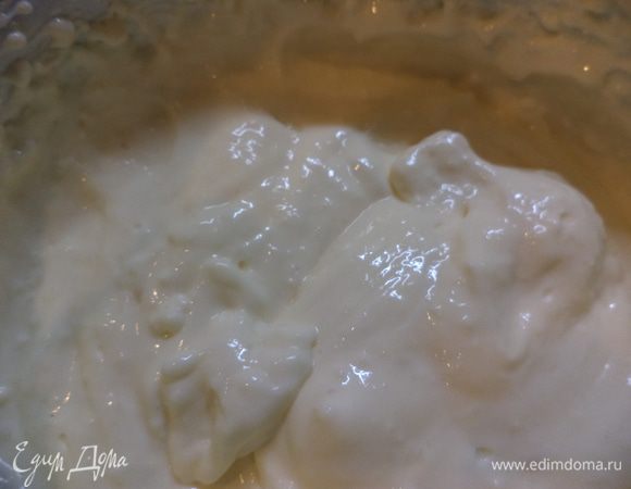 Предварительно замоченный желатин( я развожу в небольшом количестве воды,по рецептам это обычно стакан,но столько жидкости!!!!??)распустить в микроволновке на малой мощности и начиная с 20 сек ,остудить и если нужно процеживая влить в массу,она не должна быть холодной,случалось желатин сворачивался-но это не беда,вооружаемся ситом и протираем и новую партию желатина!Пишу не потому что так было с этим тортом,нет,наоборот наконец то подобрала хороший желатин,который уже который раз не подводит,но было и обратное,поэтому рекомендую,что бы не  пугались и  не торопились выбрасывать продукты!!!Масса станет пожиже, уберем в прохладное место и смотрим как за шкодливым ребенком-чтобы не застыла,как только начнет формироваться желе-сразу в работу!(я немного не уследила....)