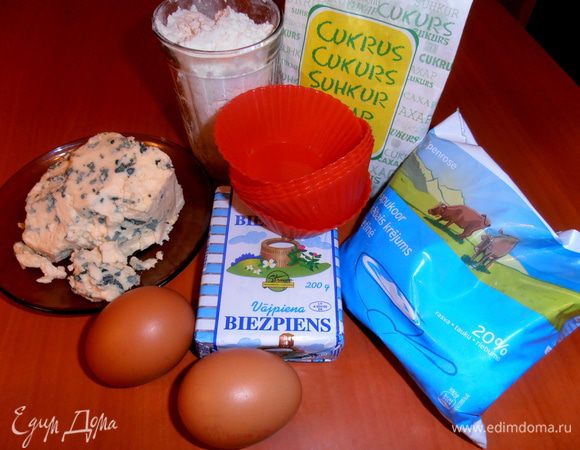 Продукты и силиконовые формочки для маффинов.