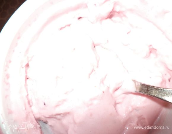 Я оставила несколько ложечек клюквы от Светиного паштета и сделала розовое желе для украшения