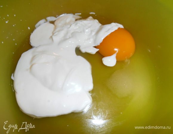 Вливаем сметану или йогурт.