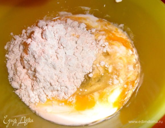 Всыпаем немного муки с разрыхлителем,перемешиваем и даём немного постоять тесту.