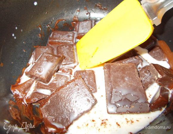 Разламываем вторую плитку шоколада на кусочки,добавляем 2ст.ложки молока или воды и ставим на водяную баню.Растапливаем до получения однородной массы:)