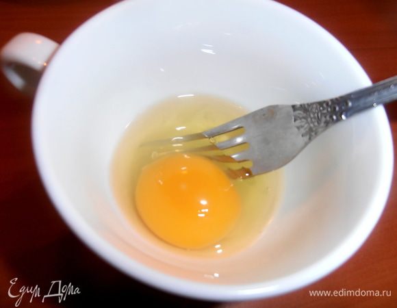 Пока начинаем колдовать с начинкой! В оригинале нужно просто смешать творог и обычный сыр с яйцом, но мы будем делать две разные начиночки... Для начала взбиваем вилкой яйцо в чашке...