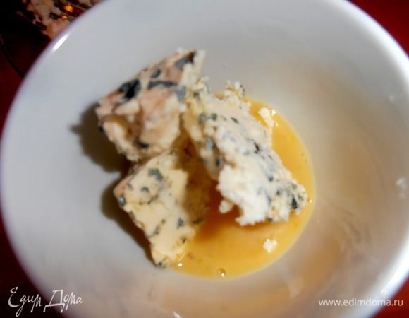 Во вторую чашку я решила добавить голубой сыр.