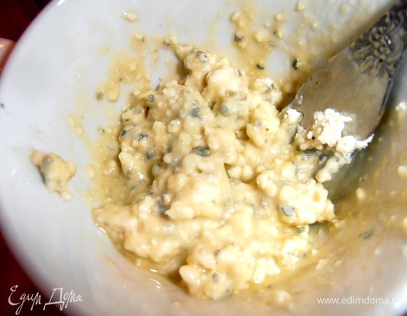 Тоже раминаем вилкой с яйцом.