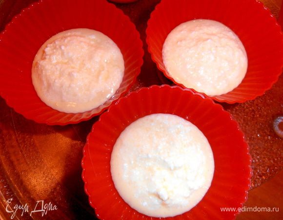 Сверху на тесто в трёх формочках выкладываем всю творожную начинку...