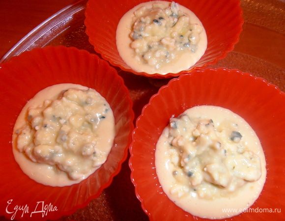 А ыв трёх других выкладываем сырную начинку...