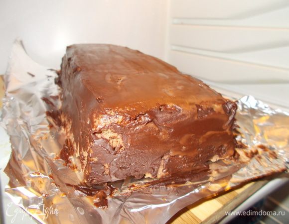 Отправляем торт в холодильник до застывания глазури.