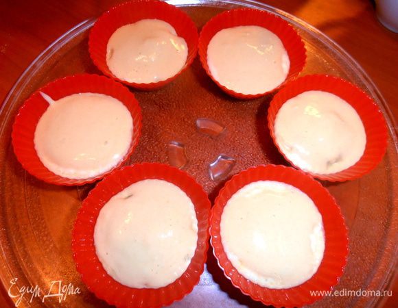 Сверху ложкой закрываем оставшимся тестом.