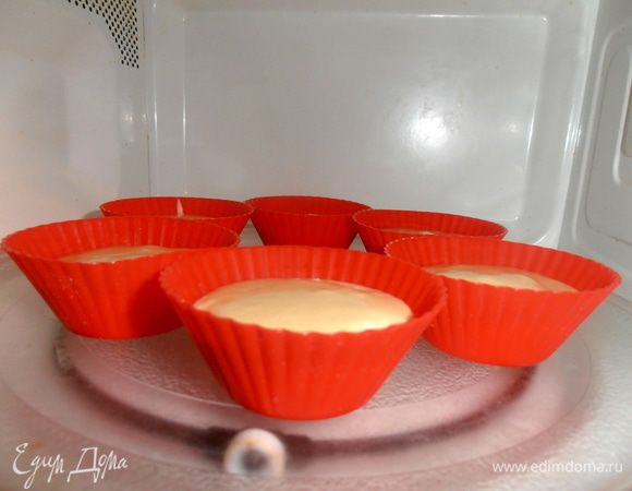 Отправляем в микроволновку (режим максимальный,750W) .Так как это был эксперимент, то я каждую минуту проверяла на готовность.