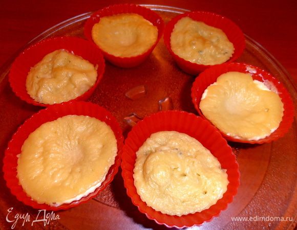 В процессе они очень сильно поднимаются,а потом опадут. Через 3 минуты блюдо готово!