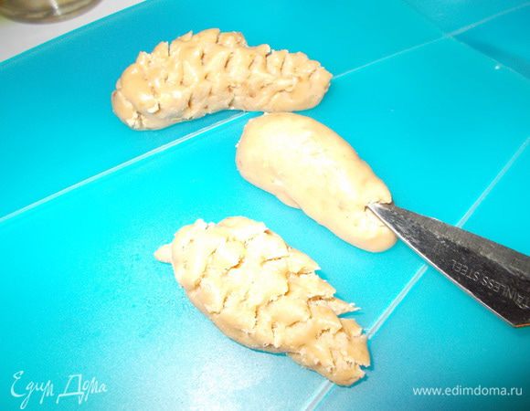 При желании,торт украшаем сахарной пудрой,или вот такими шишками:)). Я их делала из мягкого ириса(конфет). Из ириса скатываем заготовки в форме шишек и надрезаем их острыми кончиками кухонных ножниц под углом,в шахматном порядке.К стати,так можно приготовить печенье или булки.Думаю,это будет очень здОрово:)