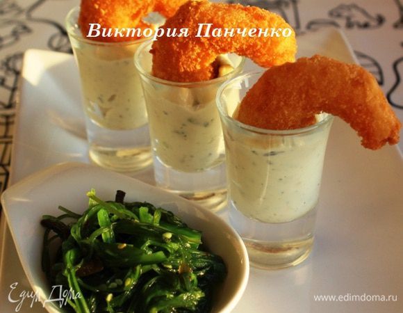 Для соуса натереть на мелкой терке сыр Дор блю, добавить чеснок и майонез, хорошо перемешать до однородной массы. Наполнить соусом маленькие коктейльные стаканчики, вставить в каждый по креветке и сразу подавать.