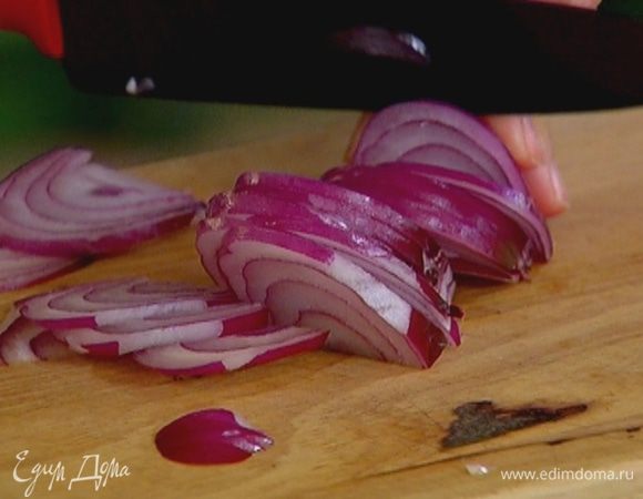 Красный лук почистить и порезать полукольцами.