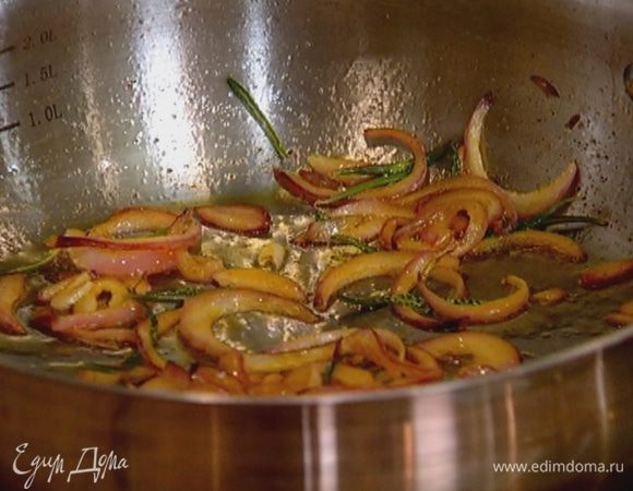 Всыпать копченую паприку, перемешать и обжарить еще немного.