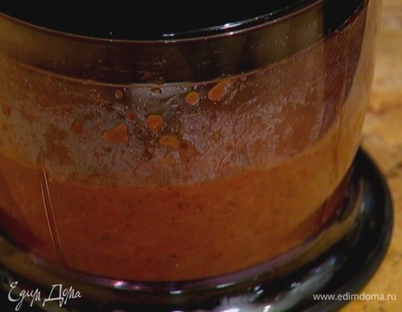 Запеченный перец, вареную фасоль с небольшим количеством жидкости и 1/4 обжаренного красного лука взбить в блендере в однородную массу. Если нужно — добавить еще немного воды, в которой варилась фасоль.