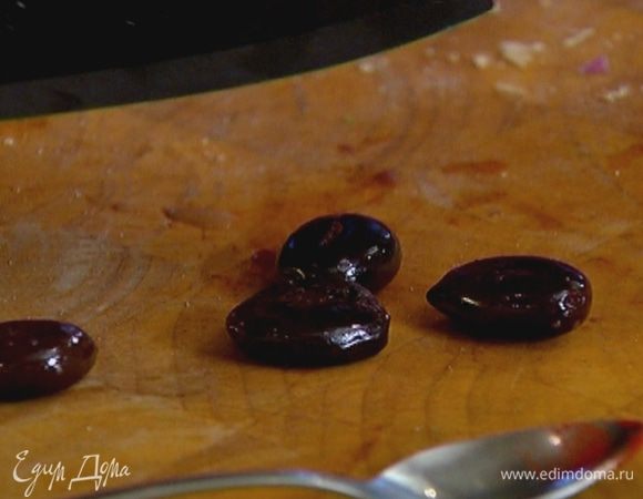 Оливки раздавить плоской стороной ножа и удалить косточки.