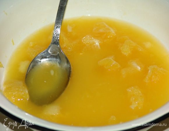 Овсянку измельчите в блендере, мелко нарежьте орехи. Из апельсинов выжмите сок, добавьте в него мед и сахар.