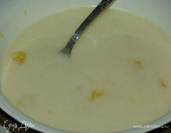 Влейте масло, добавьте просеянную муку с разрыхлителем и полученную овсяную муку. Положите в тесто орехи и натертую цедру апельсина. Тесто должно получиться консистенции густой сметаны. Также вы можете добавить любимые специи для выпечки.