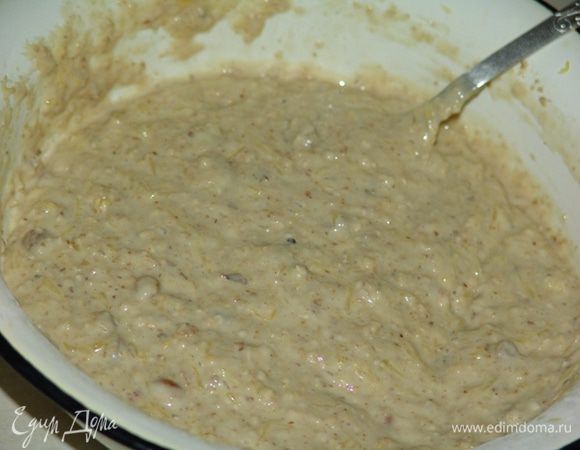 На смазанную маслом бумагу для выпечки выложите ложкой будущие пряники и выпекайте при 180°C 15–20 минут. Остудите и посыпьте сахарной пудрой.