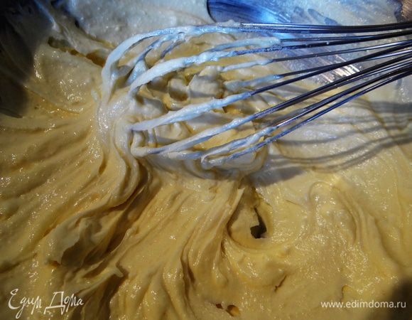 Добавить постепенно сахарную пудру, взбить до кремообразной консистенции. Добавляем коньяк и еще раз взбиваем.