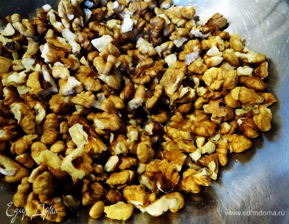 Орехи рубим не очень мелко.