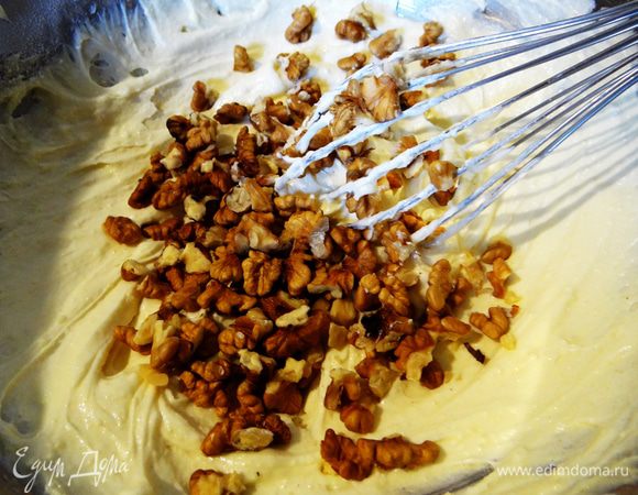 Орешки добавить к масляной массе, тщательно их вмешать. Орехи предварительно можно обвалять в муке, чтобы они равномерно распределились. 
