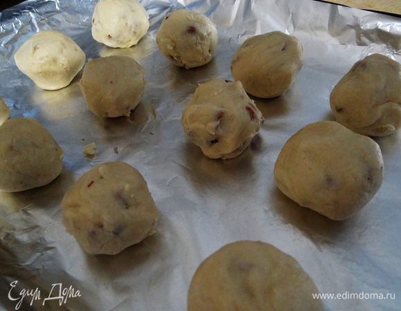 Кладем на застеленный пергаментом противень на расстоянии 5 см друг от друга и ставим в разогретую до 180 градусов духовку. Печем, пока печенье не станет золотистым по краям (около 15 минут).