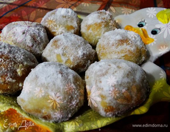 Готовое остывшее печенье обильно обвалять в сахарной пудре. Вкусно есть печенья полностью остывшими, в идеале на следующий день. 