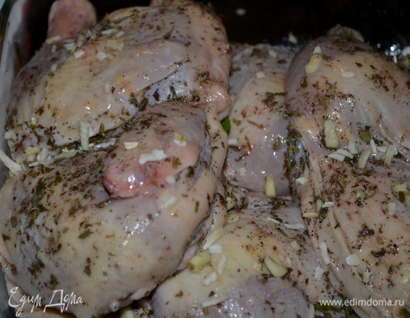 Цыплят разрезать напополам.Вымыть и промокнуть бумажным полотенцем.
В небольшой тарелке смешать все травы.Выложить поверх цыплят половину трав.Смешать олив.масло,лимон.сок,чеснок, соль и перец и вторую половину трав.Хорошо перемешать.Кисточкой смазать смесью все части цыплят, прикрыть пленкой. Дать им постоять 15 мин. при комнат. тем-ре или до 4 часов в холодильнике.
